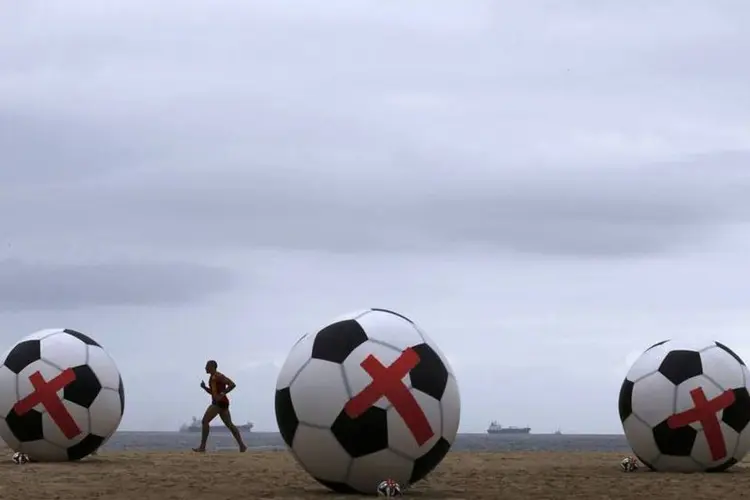 Bolas de futebol gigantes em Copacabana, em protesto contra os gastos da Copa (Sergio Moraes/Reuters)