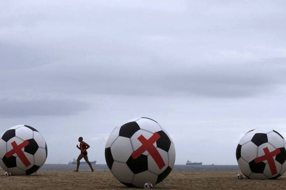 Protesto contra gastos da Copa espalha bolas em Copacabana