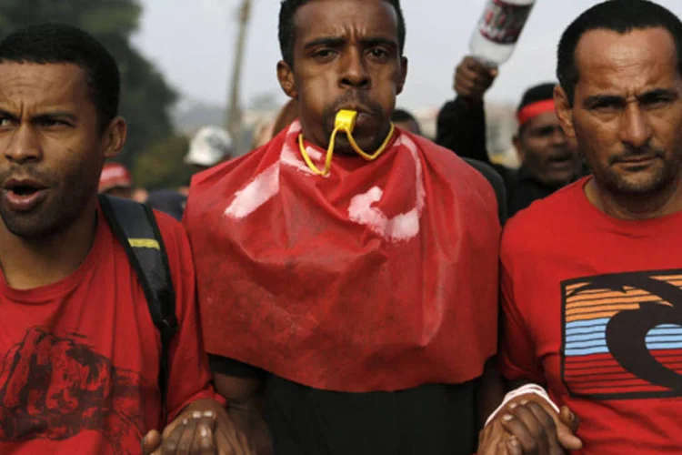 
	Integrantes do MTST: amea&ccedil;a de&nbsp;protestar&nbsp;no amistoso foi dada na &uacute;ltima quarta-feira
 (REUTERS/Nacho Doce)