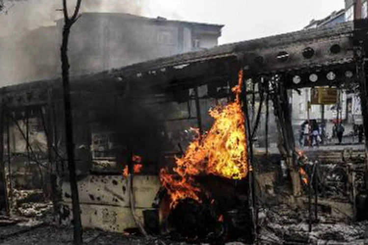 Ônibus queimado por manifestantes curdos no distrito de Gaziosmanpasa, em Istambul, em 7 de outubro de 2014 (Ozan Kose/AFP)