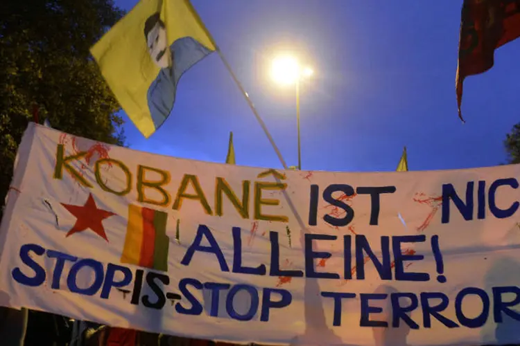 Ato de curdos por Kobani: turco-curdos exigem que Ancara ajude a cidade curda (Fabian Bimmer/Reuters)