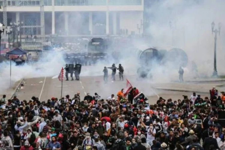 
	Ao menos 200 pessoas sa&iacute;ram feridas no confronto com a Pol&iacute;cia Militar durante protesto contra lei que altera a previd&ecirc;ncia
 (Divulgação/Joka Madruga/APP-Sindicato)