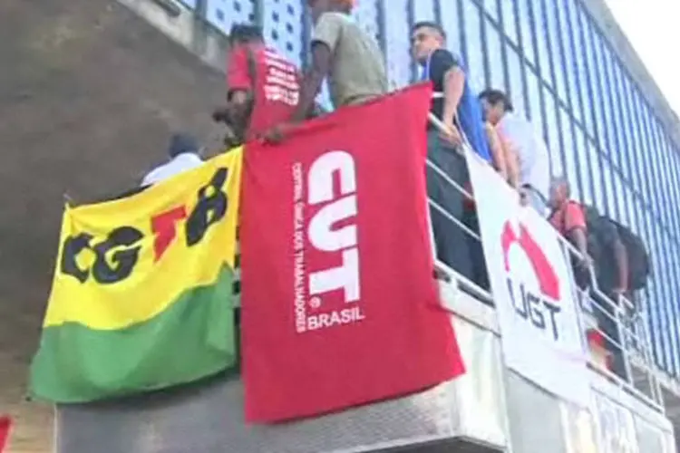 
	Protesto da CUT: principal bra&ccedil;o sindical do PT, a CUT foca no candidato A&eacute;cio Neves
 (Reprodução/TV CUT)