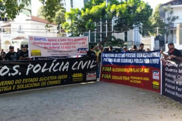 
	Protesto: entre as reivindica&ccedil;&otilde;es, o grupo pediu o aumento de efetivo, a realiza&ccedil;&atilde;o de concurso p&uacute;blico para o setor, al&eacute;m da desmilitariza&ccedil;&atilde;o da Pol&iacute;cia Militar
 (Sumaia Villela/Agência Brasil)