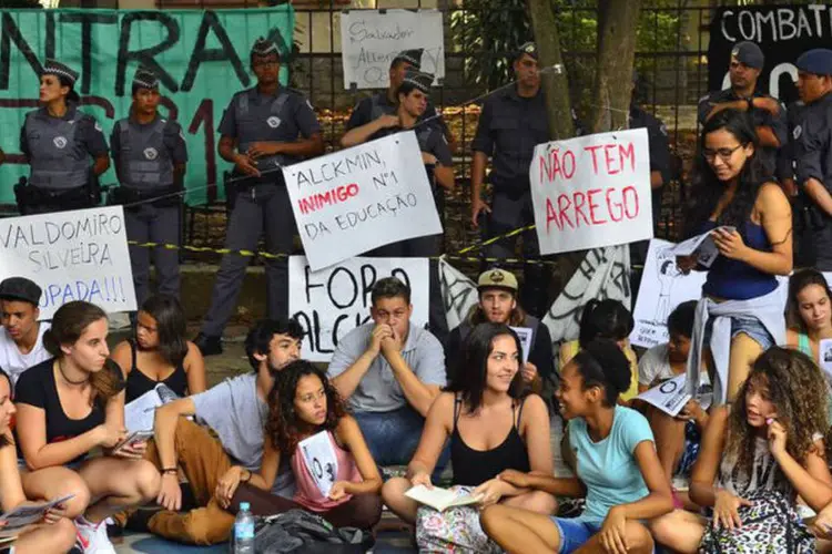 
	Protesto de alunos em frente a Escola Estadual Fern&atilde;o Dias Paes: a elei&ccedil;&atilde;o ter&aacute; voto direto e secreto e ser&aacute; realizada at&eacute; nas unidades em que j&aacute; existe gr&ecirc;mio em atividade
 (Rovena Rosa/ Agência Brasil)