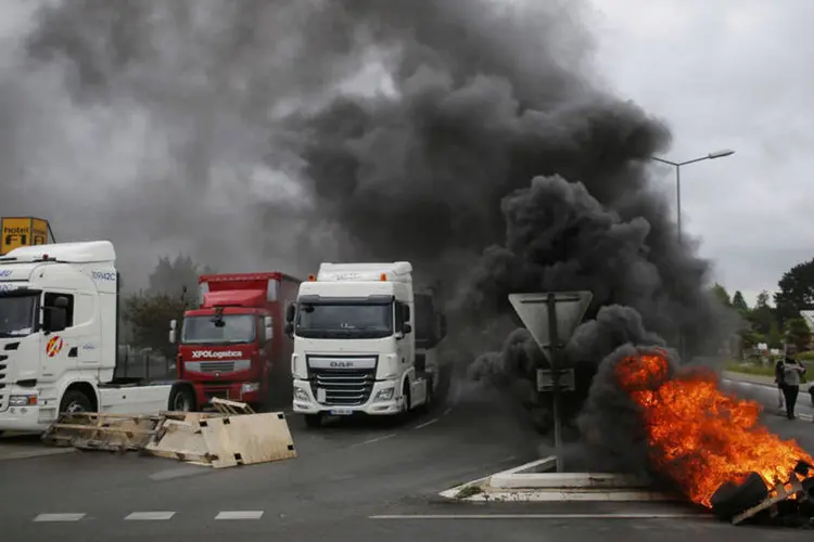Protesto de caminhões na França: depois de semanas de protestos nos quais centenas de pessoas ficaram feridas, a polícia planejou sua própria manifestação (Stephane Mahe/ Reuters)
