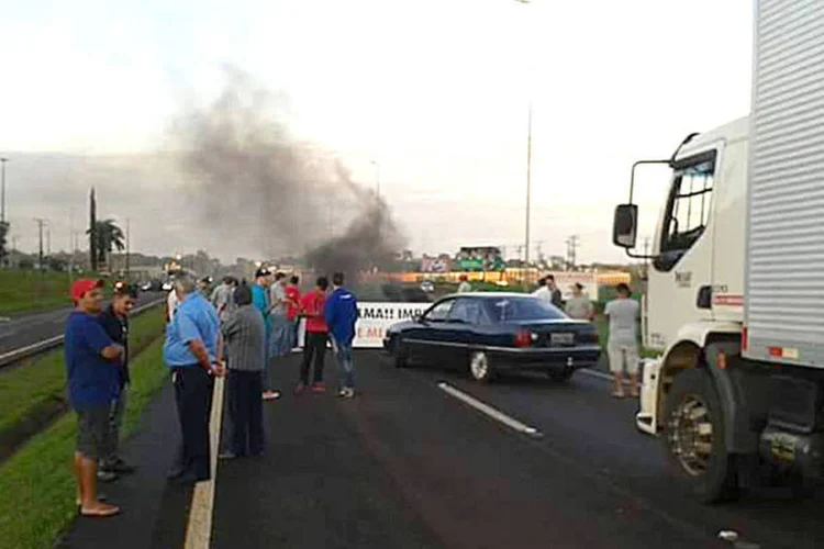 
	Caminhoneiros fecham via em protesto no Par&aacute;: &quot;H&aacute; cerca de 20 dias, quando recebemos as primeiras not&iacute;cias sobre a possibilidade de greve, entramos em contato com o governo, j&aacute; que os caminhoneiros alegam que &agrave;s reivindica&ccedil;&otilde;es da primeira greve n&atilde;o haviam sido atendidas&quot;, disse Turra
 (Samuel Victor/ Comando Nacional dos Transportes)