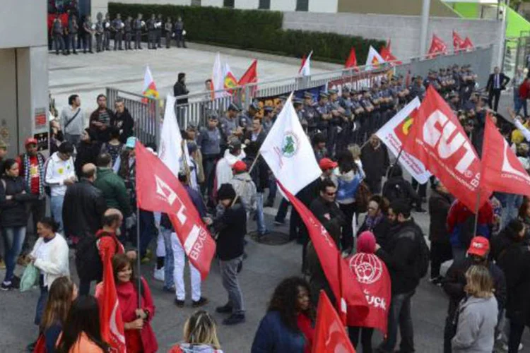
	 Potesto a favor da Petrobras: um grupo de 30 sindicalistas tomou decis&otilde;es que podem causar perdas de 40 bilh&otilde;es de reais &mdash; eles est&atilde;o de sa&iacute;da da estatal
 (Rovena Rosa/Agência Brasil)