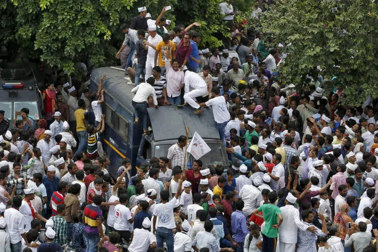 
	Membros da comunidade patel sobem em carro de pol&iacute;cia: terceira pessoa morreu hoje de manh&atilde; quando uma multid&atilde;o atacou uma delegacia na cidade de Palanpur
 (Reuters / Amit Dave)