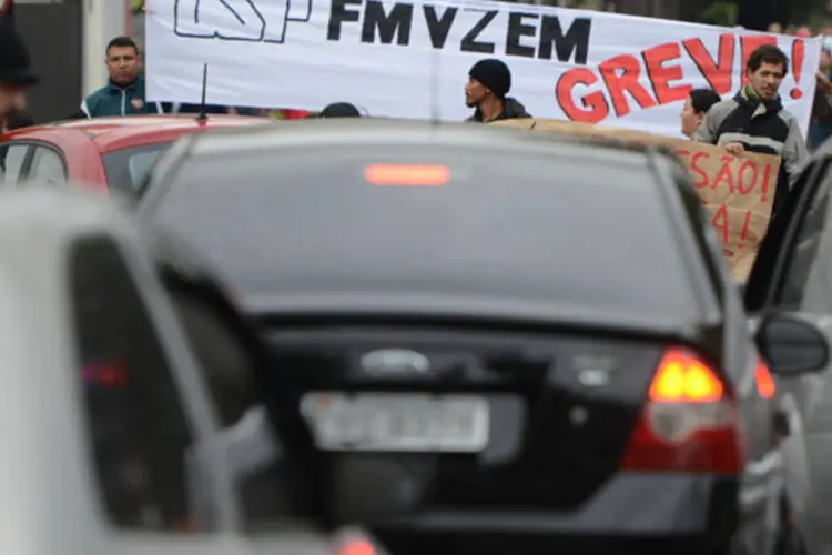 
	Protesto na entrada do campus da USP: reitoria n&atilde;o apresentou proposta de reajuste salarial
 (Marcello Casal Jr/Agência Brasil)