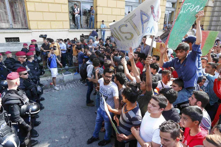 
	Protesto de refugiados em esta&ccedil;&atilde;o de trem de Budapeste: &quot;Se a Europa nos deixa entrar, por qu&ecirc; n&atilde;o nos concede vistos? Por qu&ecirc; devemos fazer esta viagem de maneira clandestina?&quot;
 (Reuters / Laszlo Balogh)