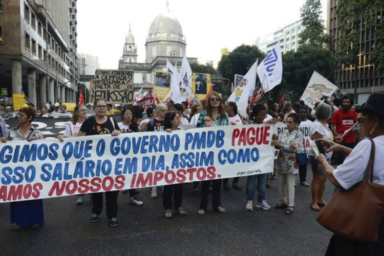 
	Servidores: dos servidores que receber&atilde;o hoje, est&atilde;o 135 mil servidores ativos, 116 mil aposentados e 55 mil pensionistas
 (Fernando Frazão/Agência Brasil)