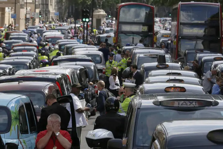 
	Protesto de taxistas contra Uber em Londres: o tribunal deveria decidir se este aplicativo funcionava como os tax&iacute;metros habituais no momento de estabelecer a tarifa da viagem
 (Reuters / Luke MacGregor)