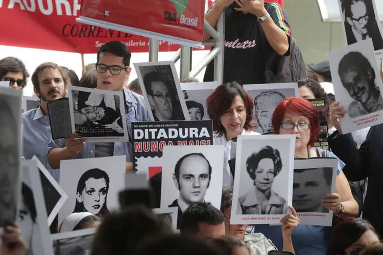 
	Ato em mem&oacute;ria aos 50 anos da Ditadura Militar no Brasil, na sede do DOI-CODI em S&atilde;o Paulo
 (Paulo Pinto / Fotos Públicas)