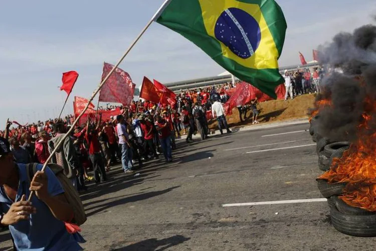 
	Integrantes do MTST bloqueiam uma rua durante protesto: est&atilde;o previstas 11 interdi&ccedil;&otilde;es em avenidas e rodovias durante a manh&atilde; em SP
 (Nacho Doce/Reuters)