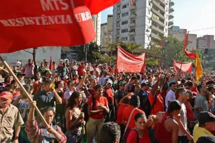Manifestantes do MTST fazem ato em frente à Câmara para pedir a legalização das ocupações (Nelson Almeida/AFP)