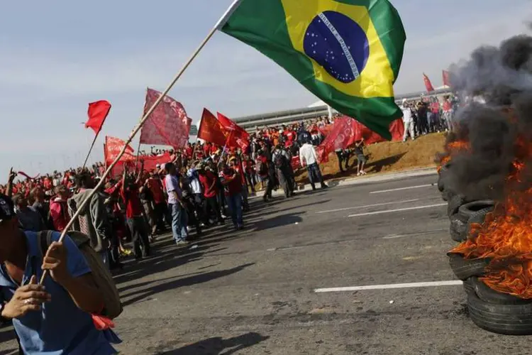 Integrantes do MTST bloqueiam uma rua durante protesto contra a Copa do Mundo, em São Paulo, nesta quinta-feira (Nacho Doce/Reuters)