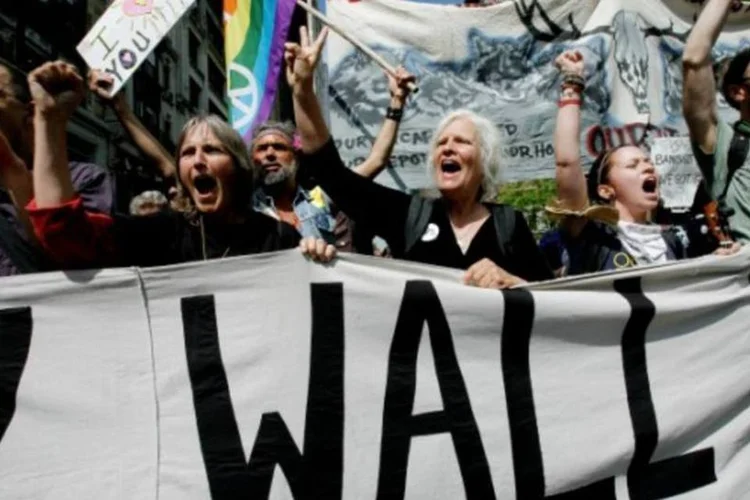 Organizadores do 'Occupy Wall Street' buscam agora recuperar o espaço que ganharam desde seu nascimento em setembro passado (Getty Images)