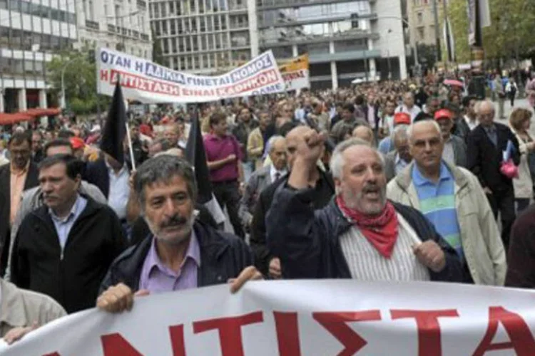 Funcionários públicos fazem uma passeata no centro de Atenas (Louisa Gouliamaki/AFP)
