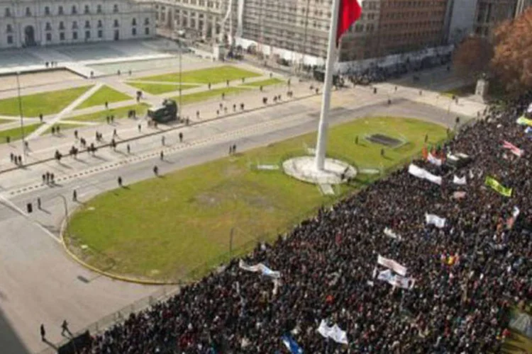 Milhares de estudantes protestam em frente ao palácio La Moneda, em Santiago (Martin Bernetti/AFP)