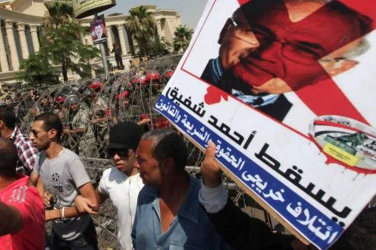 Partidários do general Ahmed Shafiq em protesto nos arredores da Suprema Corte Constitucional no Cairo no dia 14 de junho de 2012  (Amr Abdallah Dalsh/Reuters)