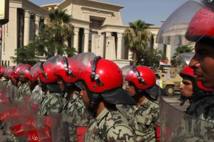 Os protestos perto da Suprema Corte foram barrados por uma cerca de arame farpado e pela tropa de choque da polícia militar egípcia (Amr Abdallah Dalsh/Reuters)