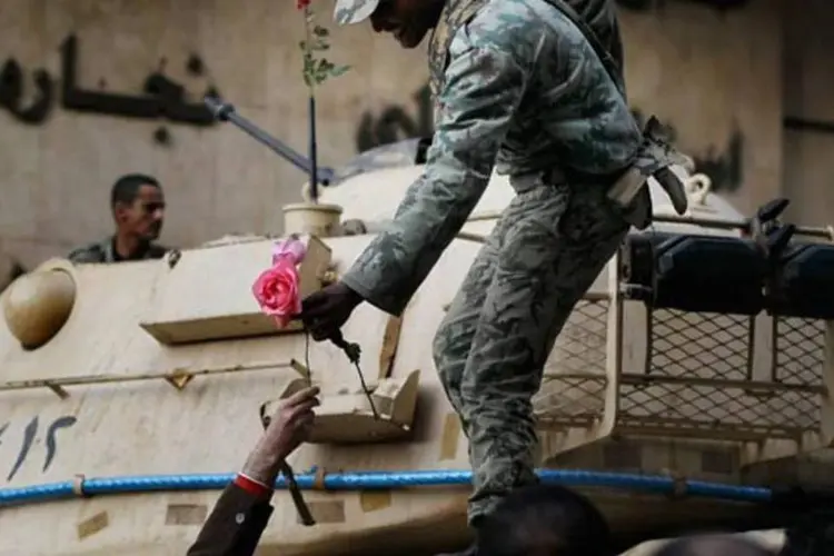 Militar recebe flor no Egito durante protesto: exército disse que nunca vai "utilizar a força contra a população" (Chris Hondros/Getty Images)