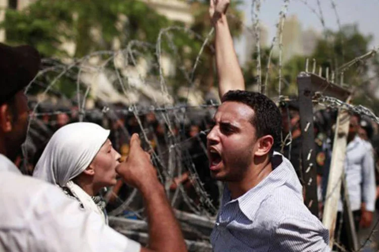 Manifestantes protestam do lado de fora da Suprema Corte Constitucional no Cairo (Suhaib Salem/Reuters)