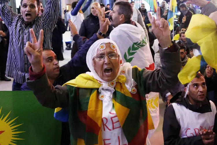 Protesto de curdos no Parlamento Europeu contra passividade da UE diante do Estado Islâmico (Yves Herman/Reuters)