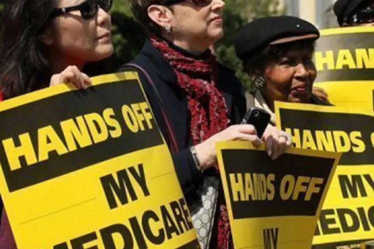 Nova iorquinos protestam contra corte no sistema de saúde "Medicare" em frente ao Congresso americano (Alex Wong/AFP)