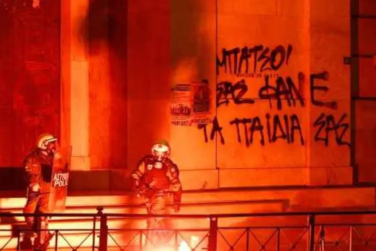 Em Atenas, os bombeiros buscavam apagar os rescaldos dos prédios incendiados pelos manifestantes no domingo (Getty Images)