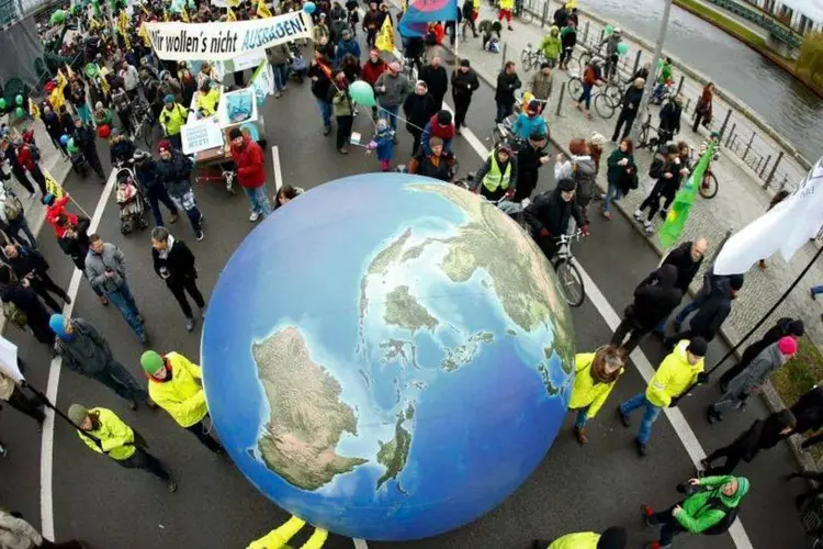 
	Protesto em Berlim pelo clima antes da COP-21: dia &eacute; marcado por milhares de protestos pelo mundo, como em Sidney, S&atilde;o Paulo e Nova York
 (REUTERS/Pawel Kopczynski)