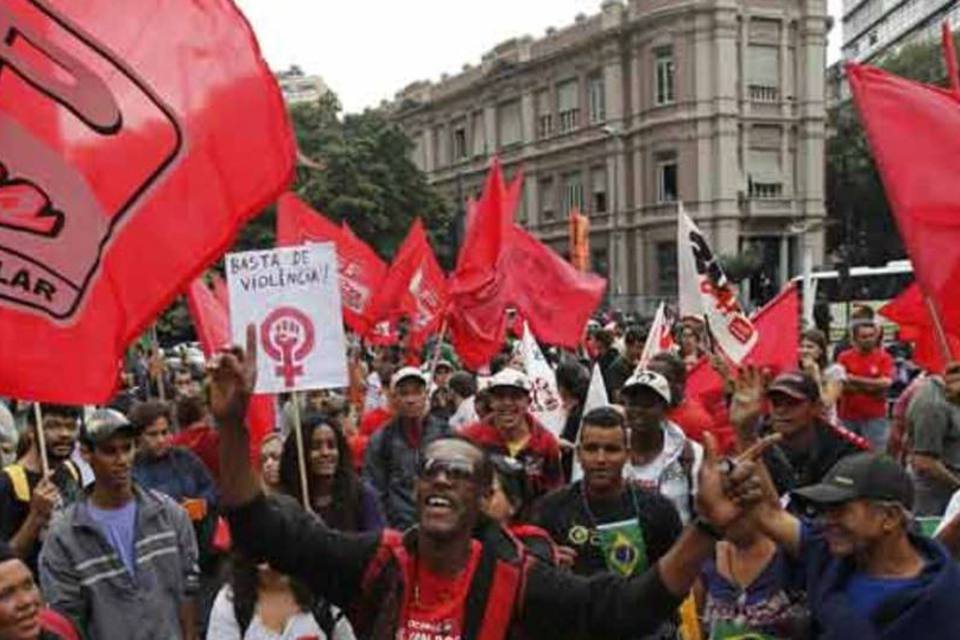 Pelo menos 4 foram detidos e fotógrafo fica ferido em BH