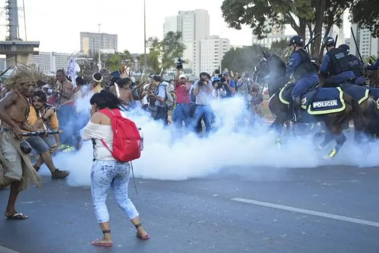 
	Manifestantes que protestam contra a realiza&ccedil;&atilde;o da Copa em confronto com a Pol&iacute;cia Militar
 (Fabio Rodrigues Pozzebom/Agência Brasil)