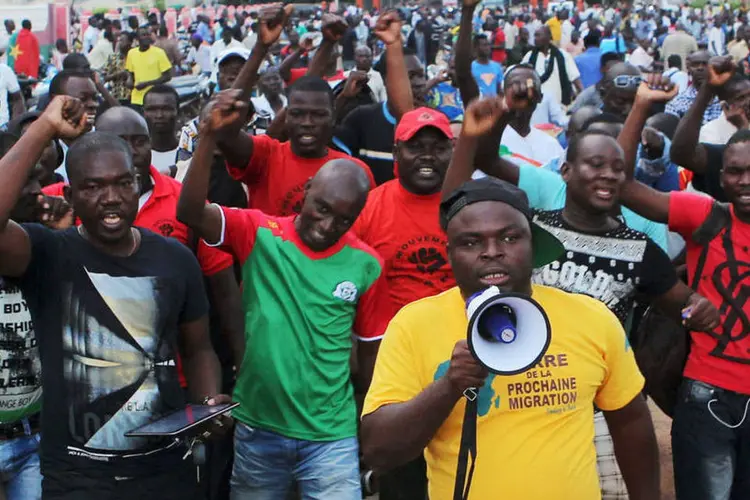 
	Protesto em Burkina Faso contra golpe: uma pessoa morreu ap&oacute;s ser baleada na estrada que leva ao hospital Yalgado Ouedraogo, onde tamb&eacute;m foram atendidos v&aacute;rios manifestantes por ferimentos de bala
 (Reuters / Joe Penney)