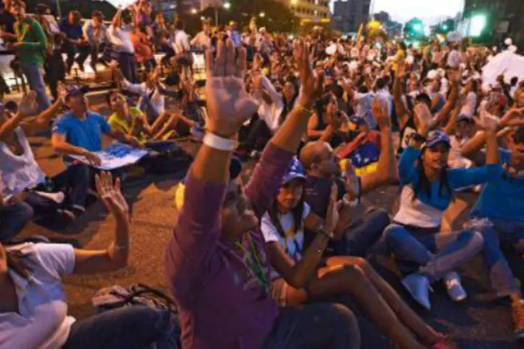 Estudantes protestam contra governo, em Caracas: manifestantes se reuniram para denunciar ofensiva judicial contra dois prefeitos e deputada da oposição (AFP)