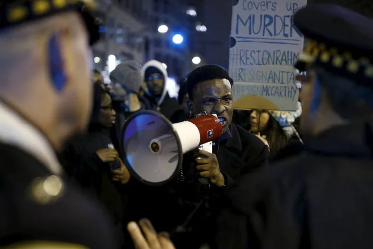 
	Viol&ecirc;ncia policial: tens&otilde;es raciais irromperam em Chicago ap&oacute;s a divulga&ccedil;&atilde;o de v&iacute;deo que mostra um policial matar um adolescente negro
 (Andrew Nelles / Reuters)