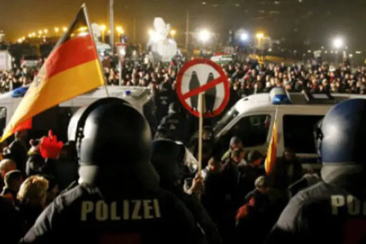 
	Protesto em Col&ocirc;nia, na Alemanha: os protestos acabaram em confrontos entre grupos antissistema e de extrema-esquerda e a pol&iacute;cia, que usou jatos de &aacute;gua para manter os manifestantes separados
 (Reuters)