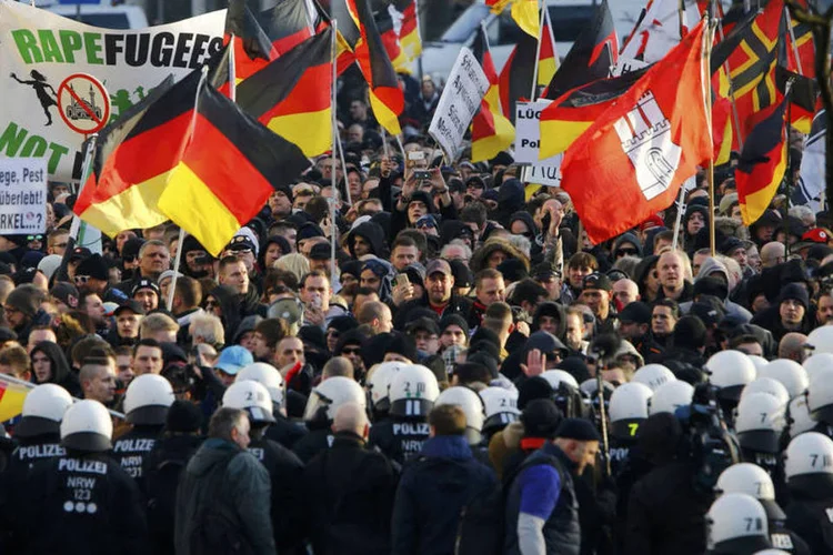 
	Protesto contra imigra&ccedil;&atilde;o: a pol&iacute;cia vai investigar se estas agress&otilde;es est&atilde;o vinculadas aos acontecimentos da noite de Ano Novo
 (Wolfgang Rattay / Reuters)