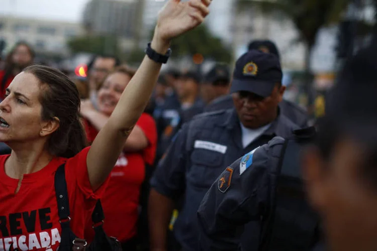 
	Manifestante contra a Copa do Mundo durante protesto na praia de Copacabana, no Rio de Janeiro
 (Jorge Silva/Reuters)