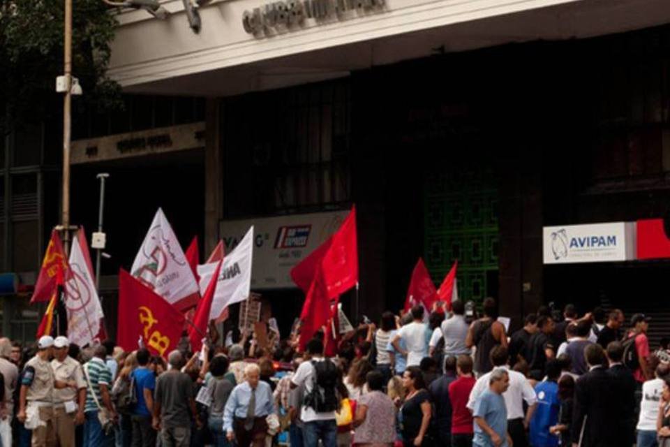 Pessoas protestam contra comemorações do golpe militar
