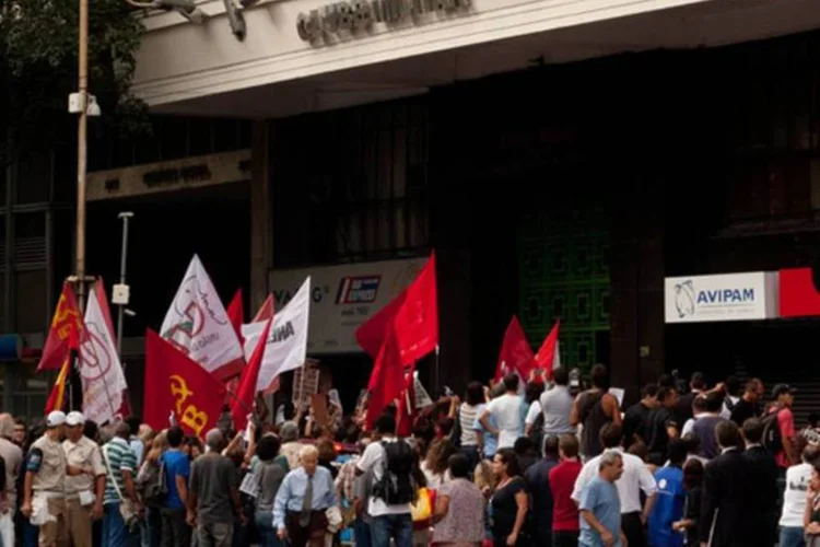 A polícia, que acompanhou a passeata com um amplo aparato, deteve ao menos um ativista e dispersou o grupo usando gás lacrimogêneo e balas de borracha (Flickr/Fora do Eixo)