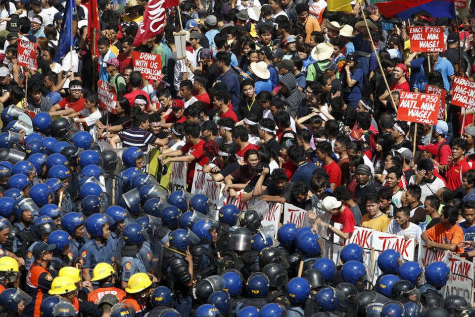 Polícia confrontam manifestantes durante reunião da Apec