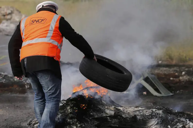 
	Combust&iacute;veis: seis das oito refinarias francesas est&atilde;o paralisadas, total ou parcialmente, por movimentos de greve
 (Stephane Mahe / Reuters)