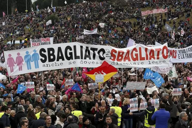 Protesto em Roma: parte da população não concorda com reconhecimento legal a casais homossexuais (REUTERS/Remo Casilli)