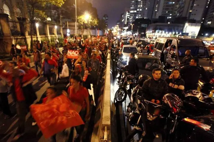 
	Membros do Movimento dos Trabalhadores Sem-Teto (MTST) marcham durante protesto contra a Copa, em S&atilde;o Paulo
 (Paulo Whitaker/Reuters)