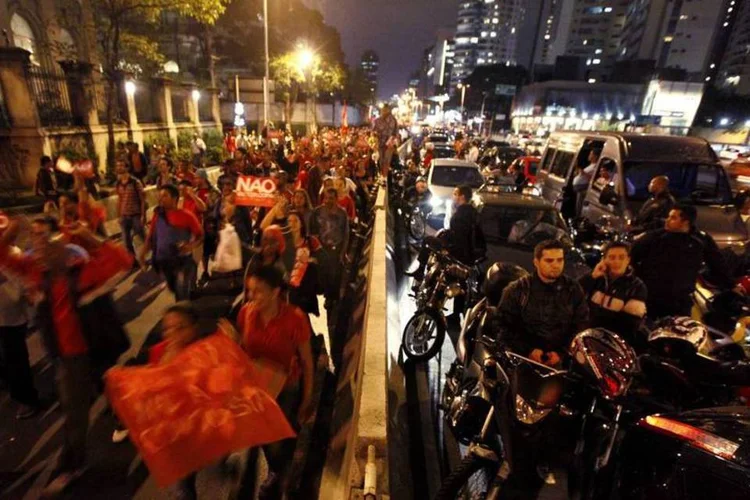 Membros do Movimento dos Trabalhadores Sem-Teto (MTST) marcham durante protesto contra a Copa do Mundo, em São Paulo (Paulo Whitaker/Reuters)