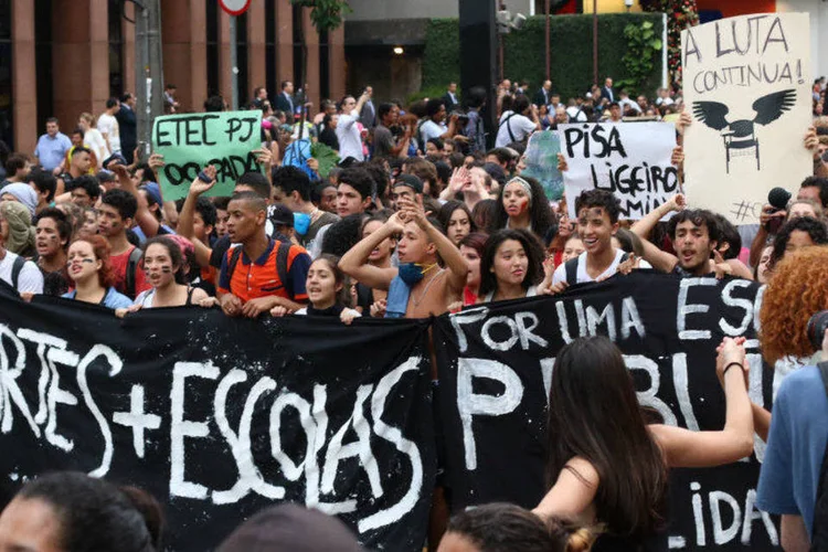 
	Estudantes fazem manifesta&ccedil;&atilde;o na Avenida Paulista contra o fechamento de escolas em S&atilde;o Paulo
 (André Tambucci/ Fotos Públicas)