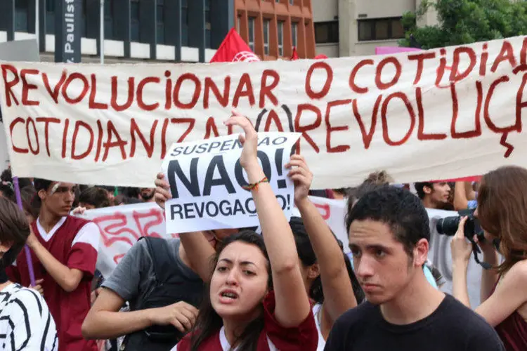 
	Estudantes fazem manifesta&ccedil;&atilde;o na Avenida Paulista contra o fechamento de escolas em S&atilde;o Paulo
 (André Tambucci/ Fotos Públicas)
