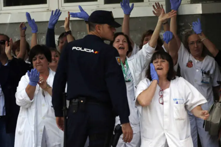 Funcionários da saúde protestam contra premiê espanhol, Mariano Rajoy, devido ao Ebola nesta sexta-feira (Susana Vera/Reuters)